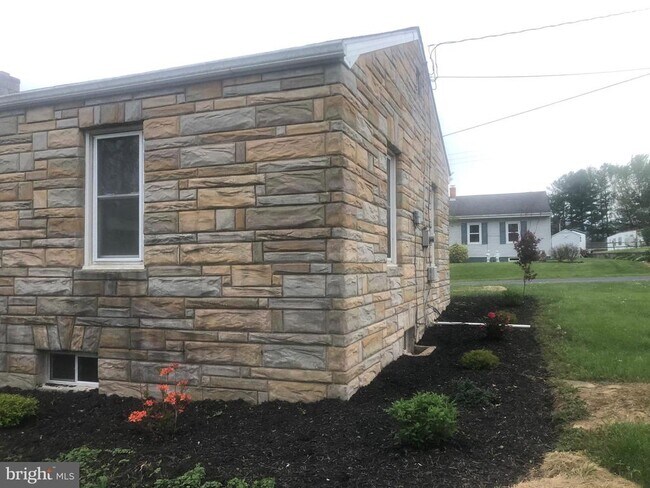 Building Photo - 102 S Whissen St