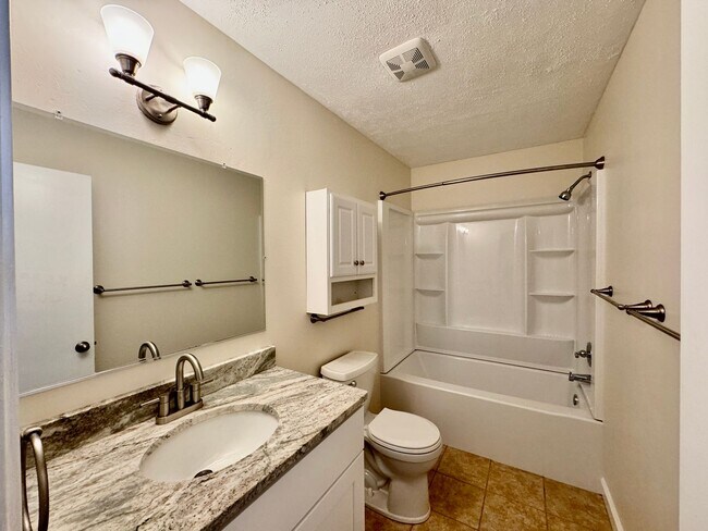 Building Photo - 3-Bedroom Townhome READY NOW!! Fresh Paint...