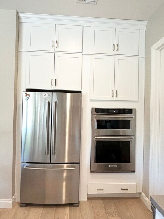 Building Photo - Luxury 55+ Executive Home- Fully Furnished