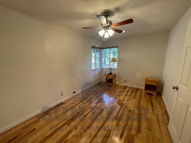 Building Photo - Bright Adorable Home in Incline! Dog Friendly