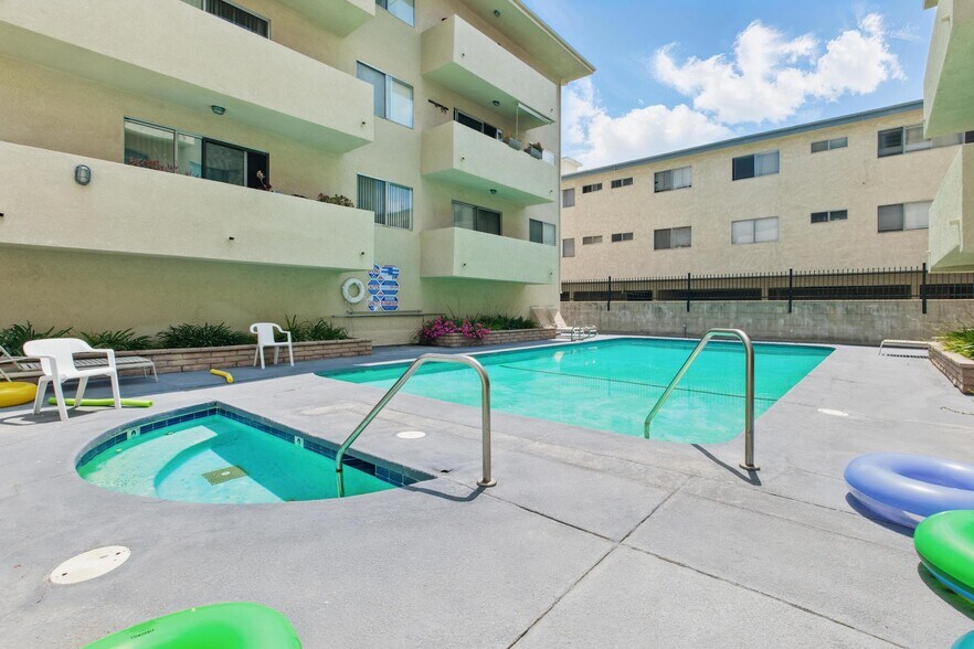 Building Photo - 5400 Lindley Ave