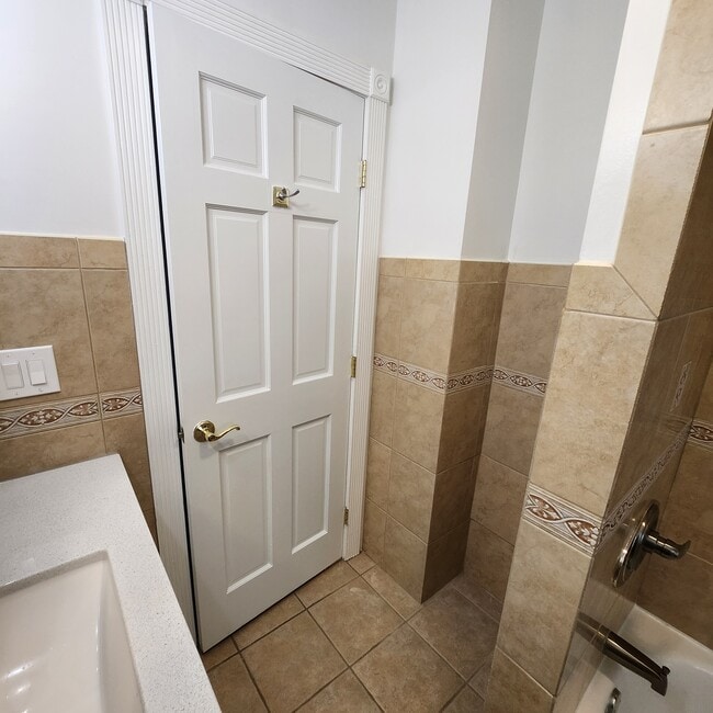 Building Photo - 609 Central Ave