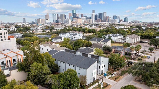 Building Photo - 3028 Live Oak St