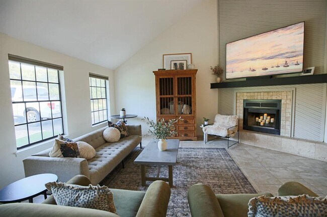 Building Photo - 708 Cowal Dr S