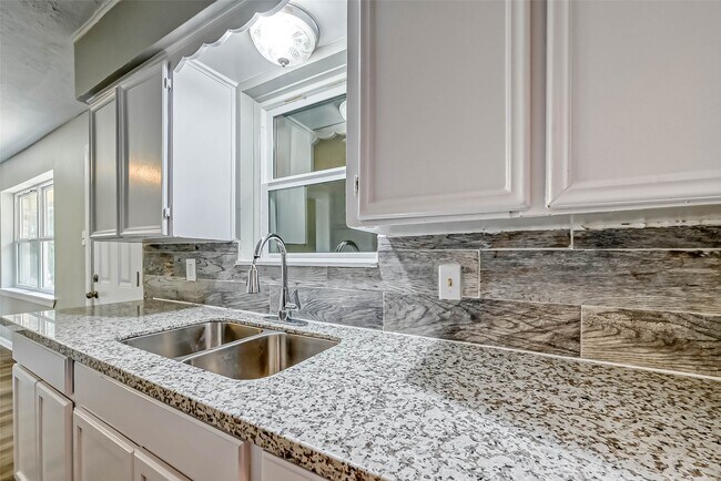Building Photo - 5606 Elm Spring Dr