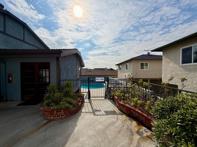 Building Photo - 2 Bed / 2.5 Bath Tri-Level Townhome – Gated Community in North Redondo Beach (Torrance PO)
