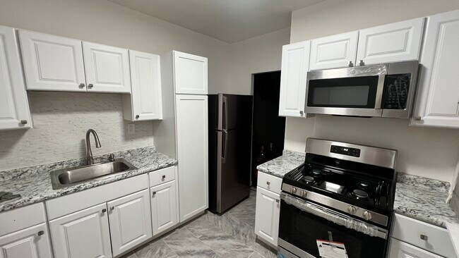 Kitchen - 1315 Labelle Ave