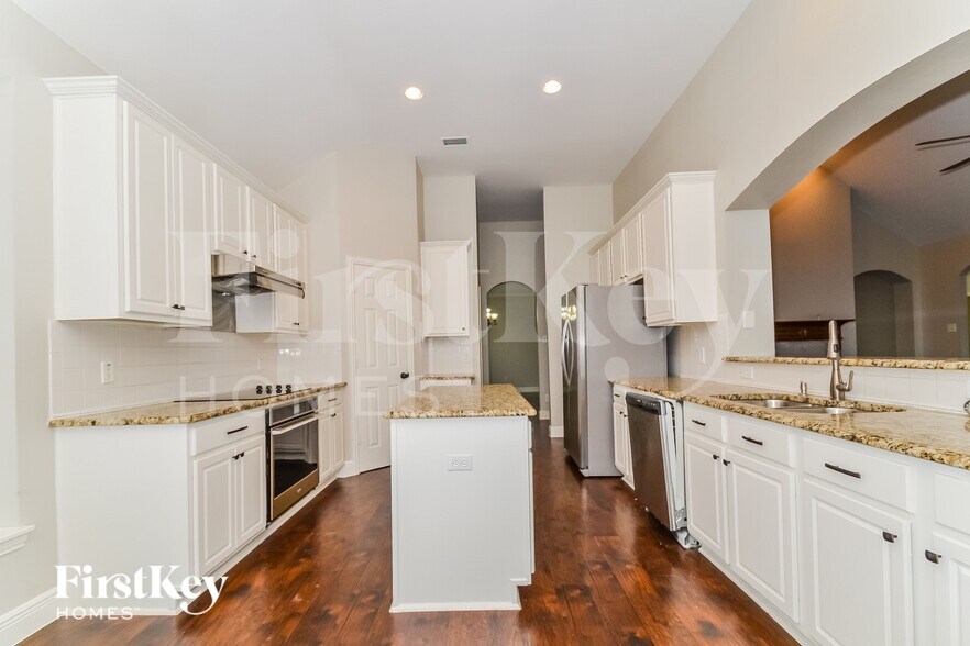 Building Photo - 3921 Cloudcrest Dr