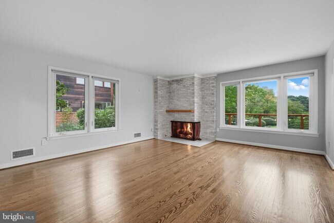 Primary Photo - 6251 Lakeview Dr