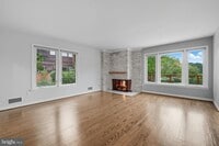 Building Photo - 6251 Lakeview Dr
