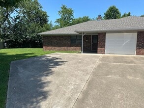 Building Photo - 2708 McMillan Dr