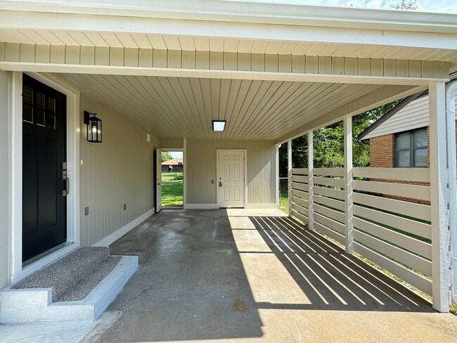 Building Photo - 1442 E Broadway St