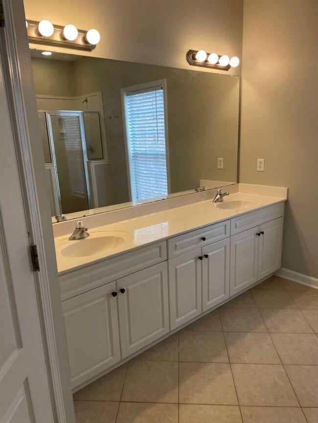 Building Photo - Four Bedroom Lakeland Home