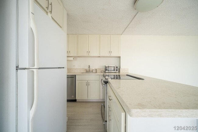 Building Photo - Urban Comfort & Convenience – High-Floor 1 Bed, 1 Bath with Scenic Views