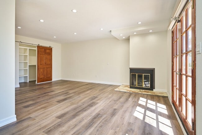 Building Photo - Aqua Vista - Entertainers Playhouse