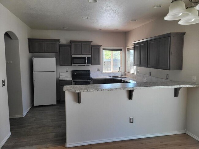 Building Photo - Great Location! 4 bedroom!