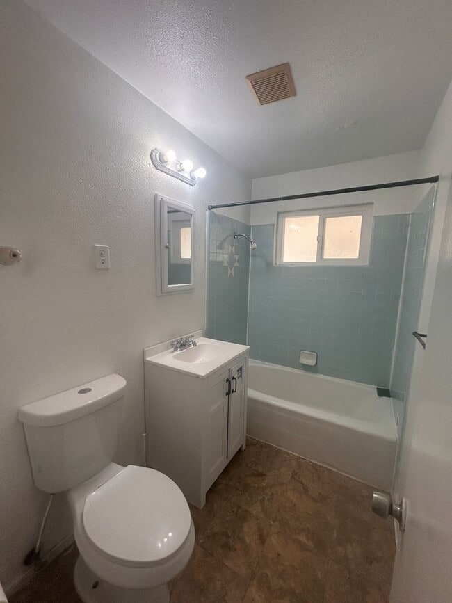 Building Photo - Move in Ready in  Hanford 3 bedroom, 1 bath with large yard!