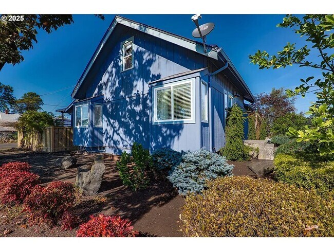 Building Photo - Rare Single Family Home  W/ 2 car garage