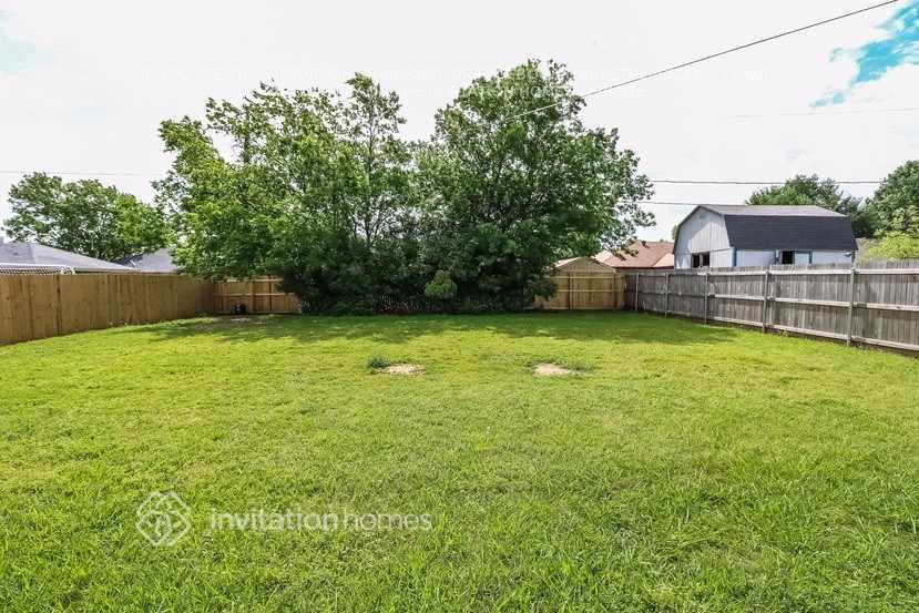 Building Photo - 705 Crestmont Dr