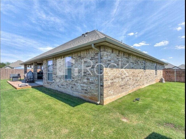 Building Photo - Gorgeous 4 Bedroom Home with Storm Shelter