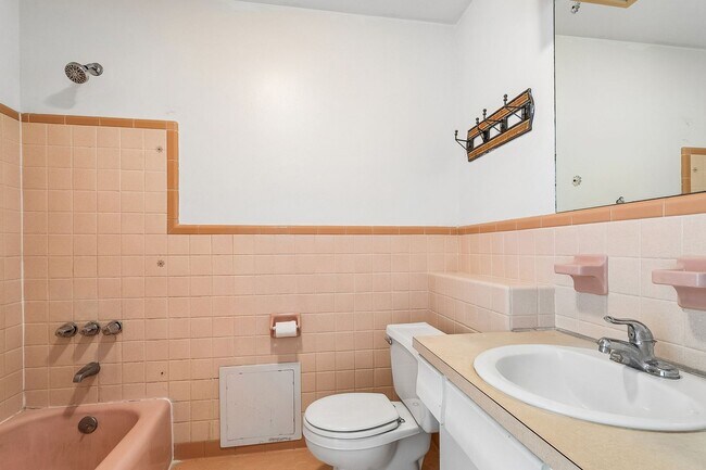 Building Photo - 2486 Hyman Pl