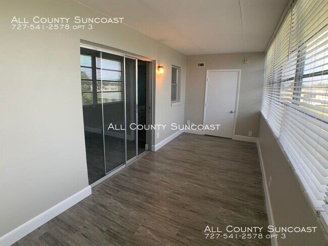 Building Photo - Beautiful 55+ Condo in Gateway Square!
