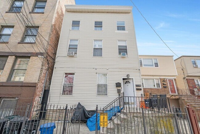 Building Photo - 65 St Pauls Ave