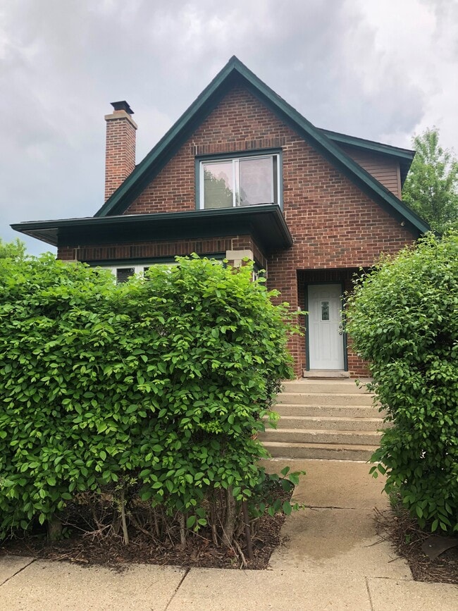 Building Photo - 1839 Darrow Ave