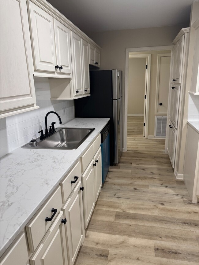 Building Photo - 111 Land Ct