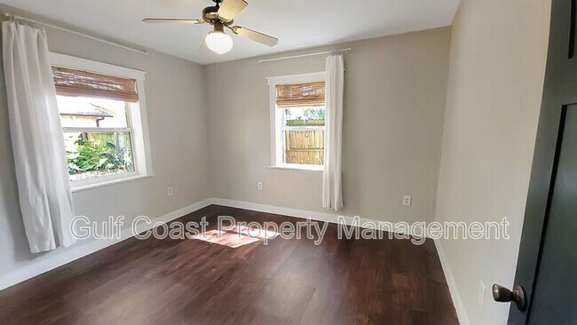 Building Photo - 904 17th Ave W