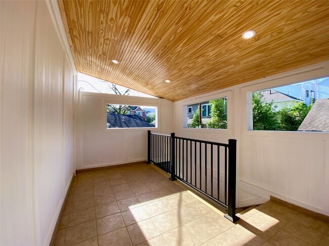 Building Photo - 2025 Brun St