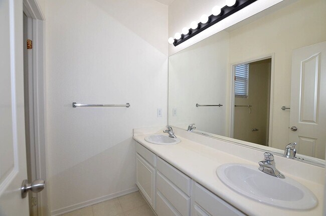 Building Photo - 4Br/3-1/2 bathroom Home