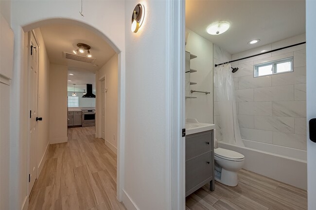 Building Photo - 915 Adele St