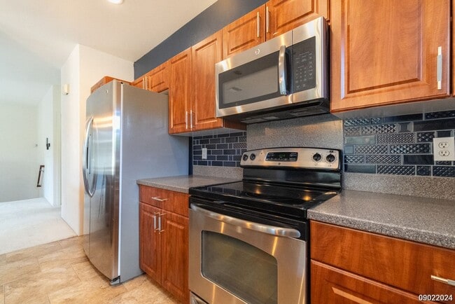 Building Photo - $3,100 / 2br - 2BED 2 BATH TOWNHOUSE IN ME...