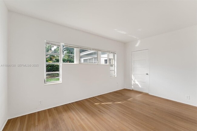 Building Photo - 520 W 51st Terrace