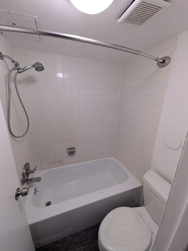 Building Photo - Updated studio living - $500 move-in incen...