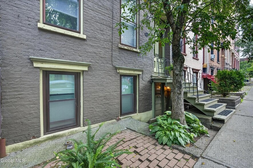Building Photo - 82 Dove St