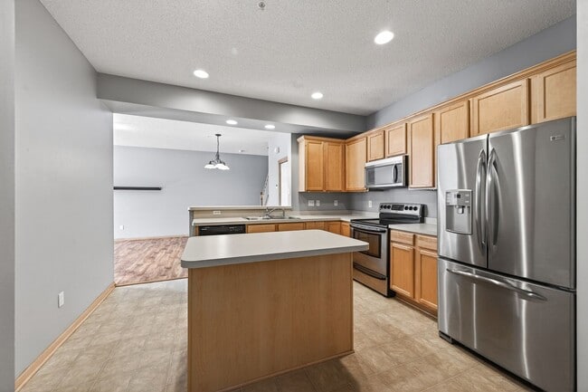 Building Photo - The Lakes Townhome