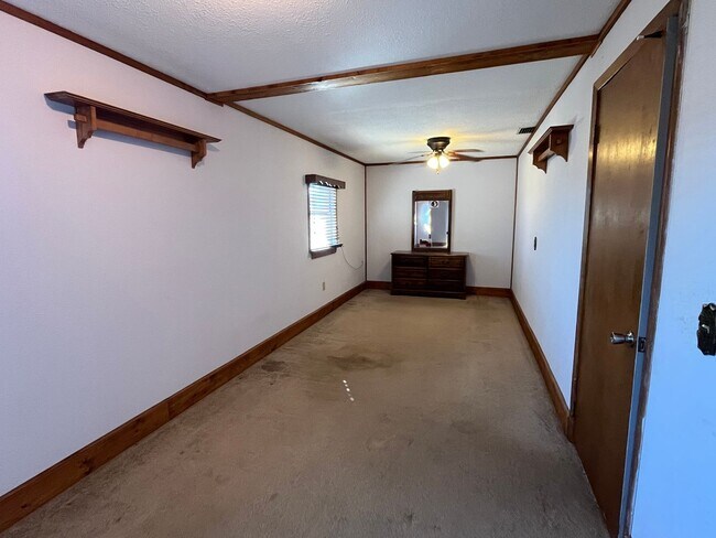 Building Photo - Spacious 3-Bedroom home with Huge Fenced Yard & Pole Barn – Live Oak, FL