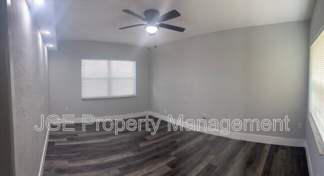 Building Photo - 2154 NE 168th St