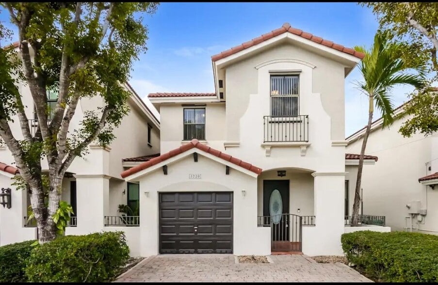 Building Photo - 3720 SW 69th Ave