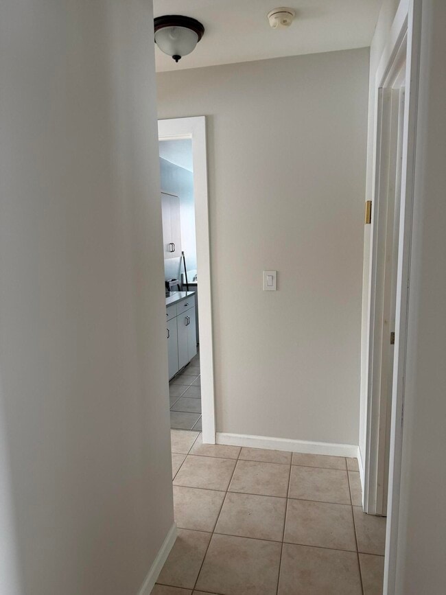 Building Photo - 3550 Kings Point Dr