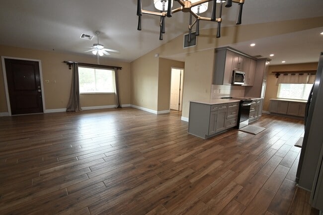 Building Photo - 985 Quail Run