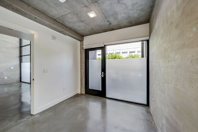 Building Photo - 595 Mariposa St