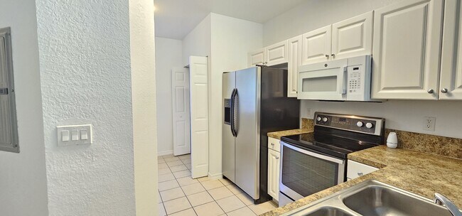 Building Photo - 1935 Gardenia Ct