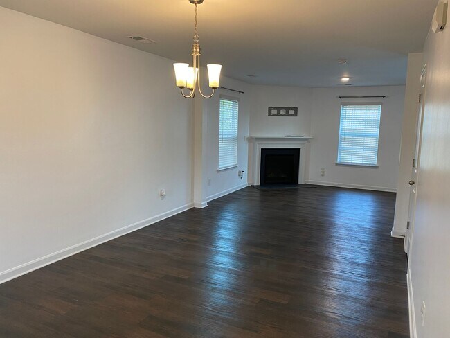 Building Photo - MOVE-IN READY!