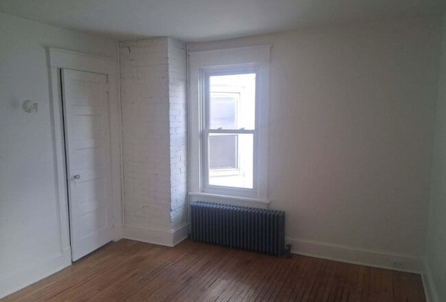 Building Photo - 247 N Main St