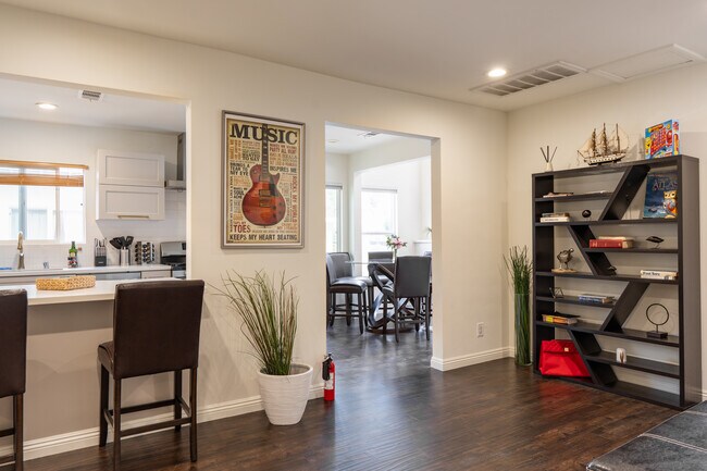 Building Photo - 15153 La Maida St