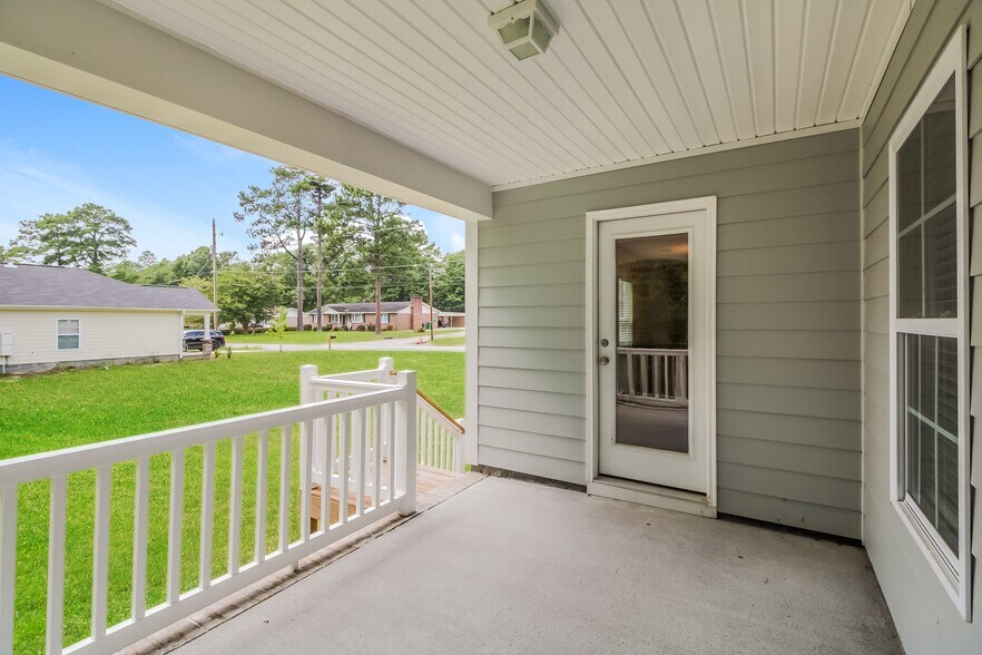 Building Photo - 1907 Bay St