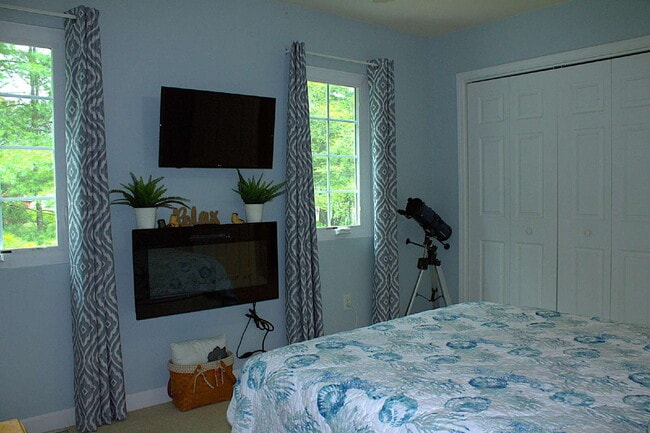 Building Photo - "Luxurious 3-Bed Condo in Hendersonville: Spacious 2023 Sq Ft within a 55+ community.”